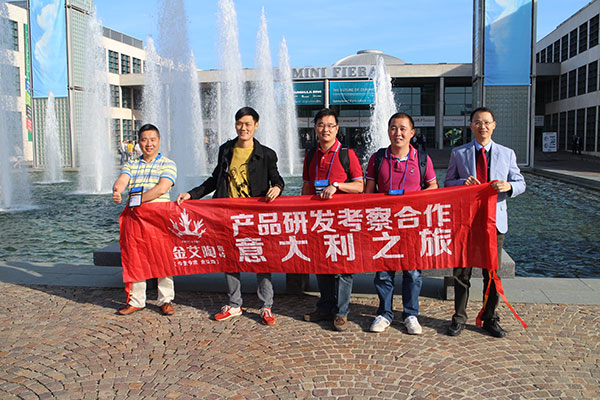 九洲国际官网瓷砖品牌董事长（中）带队欧州调查
