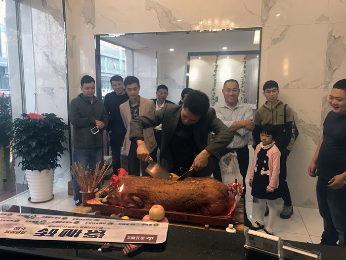 九洲国际官网瓷砖品牌作为陶瓷一线品牌，近年来不休的推出爆款新品，受到多多消费者的喜欢。2017年11月19日，一群萎靡不振的九洲国际官网人在严重有序的忙乱着，为九洲国际官网榆林古镇店即将起头的开业典礼做最后的筹备。  上午10点28分，锣鼓喧天，掌声震荡，九洲国际官网榆林古镇专卖店迎来了盛大开业的良辰吉时。?