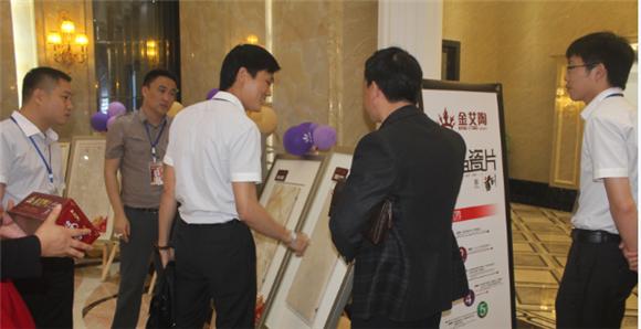 九洲国际官网产品钻研经理苏成香（左二）向客户介绍产品